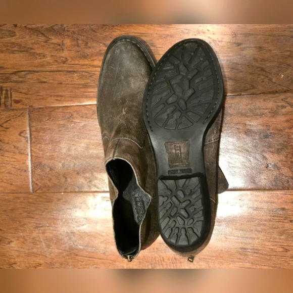 Born Kerri Gray Suede Distressed Western-Inspired Slip-On Ankle Booties 8M - Picture 5 of 5